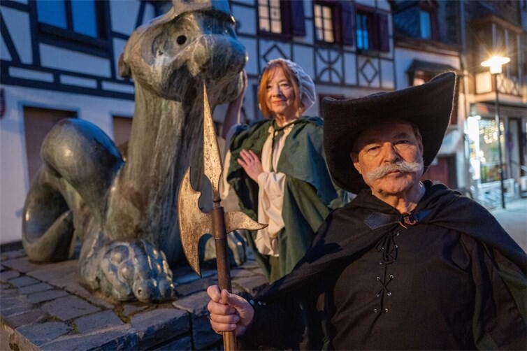 Der Nachtwächter (Josef Steiner) und seine Marketenderin (Ute Lellmann) beim Tatzelwurmbrunnen