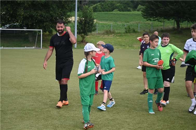 Der Nachwuchs auf der Jagd nach Autogrammen.