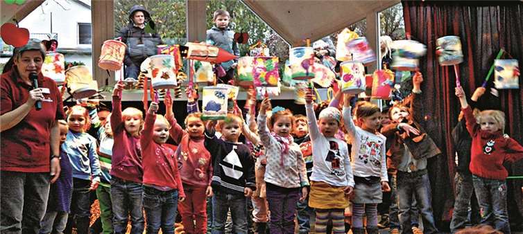 Der Nachwuchs aus der Kita Max&Moritz zu Besuch bei der Martinsfeier. privat