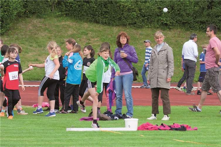 Der Nachwuchs beim Ballweitwurf.