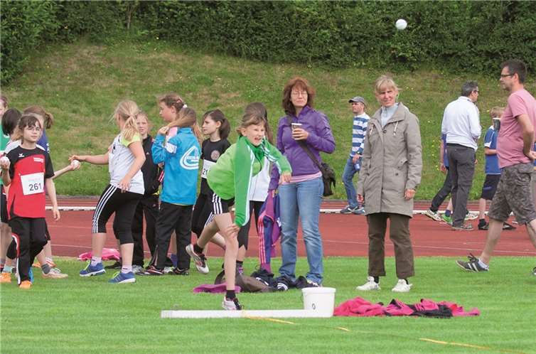 Der Nachwuchs beim Ballweitwurf.