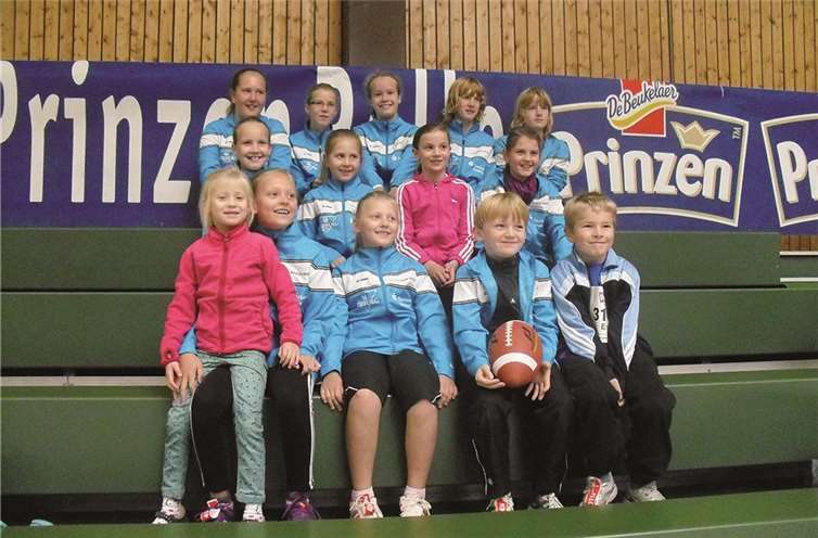 Der Nachwuchs der DJK Andernach vor dem Start in der Maifeldhalle in Polch.privat