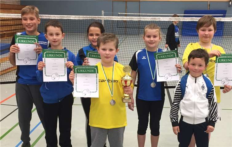 Der Nachwuchs der DJK Plaidt freute sich über die erreichten Platzierungen; (vorne v.l.) Julian Jandausch und Henri Kaever; (hinten v.l.) Nico Kaiser, Dominik Spitzley, Tijana Pejcinovic, Jolina Saftig und Oliver Nolde.Foto: DJK Plaidt-Badminton