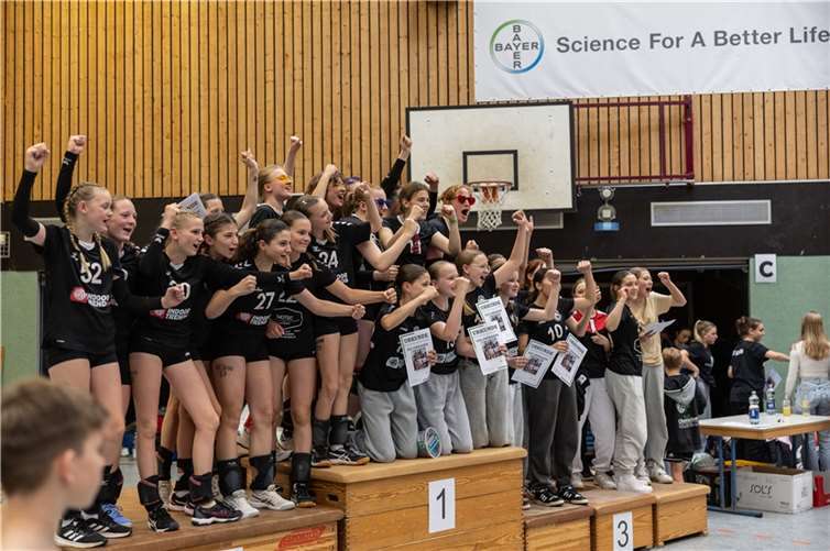 Der Nachwuchs der Drachenländer Volleys nahm mit vier Teams am größten Jugendvolleyballturnier Nordrhein-Westfalens in Oberaden teil. Fast 40 Mädels machten sie früh morgens auf dem Weg zum SuS Oberaden nach Bergkamen. Foto: privat
