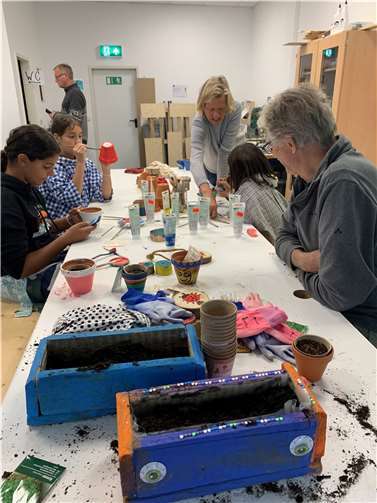 Der Nachwuchs der Marktbesucher konnte im Maker-Space Blumentöpfe bemalen und anschließend bepflanzen.