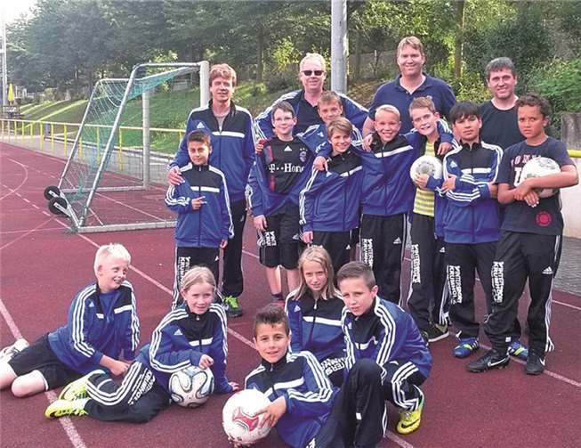 Der Nachwuchs der SG Bad Breisig freut sich über die neuen Trainingsanzüge.privat