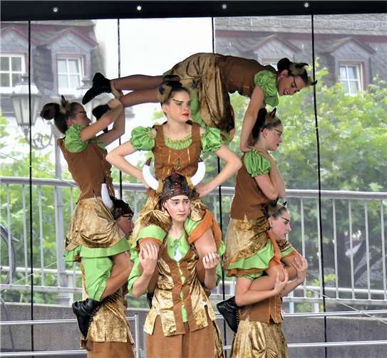 Der Nachwuchs der TG Moselglück präsentierte beim CKG-Sommerfest einen flotten Wikingertanz. Fotos: TE