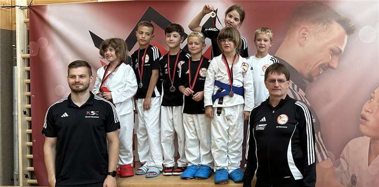 Fünf Platzierungen in sechs Kategorien für junge Karateka Der Nachwuchs des KSC in Haßloch. Foto: privat