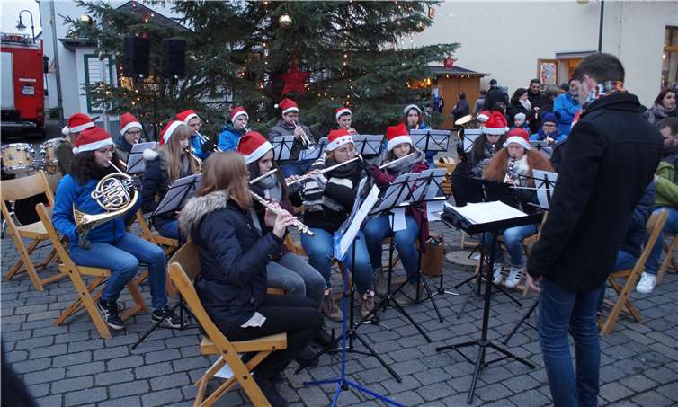 Der Nachwuchs des Urmitzer Musikvereinsbereicherte den Weihnachtsmarkt mit besinnlichen Melodien.