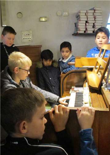 Der Nachwuchs durfte auch selbst am Orgeltisch Platz nehmen.