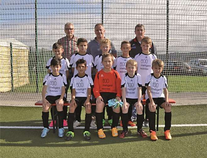 Der Nachwuchs durfte sich über einen neuen Trikotsatz freuen.privat