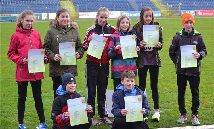 Der Nachwuchs freut sich über die Erfolge. vorne v.l.: Lennart und Mathis Mohr, dahinter stehend: Sarah Gräf, Laura Serwatzi, Ella Lehrmann, Josi Bales, Jule Klaus, Lucas Raueiserprivat
