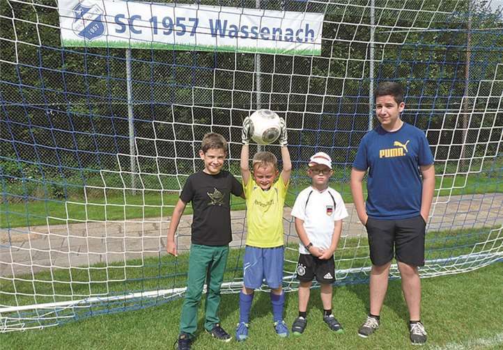 Der Nachwuchs freute sich besonders über den Fußball von Walter Desch.