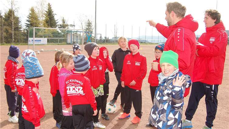 Der Nachwuchs hört den beiden Übungsleitern aufmerksam zu, mal mehr und mal weniger.
