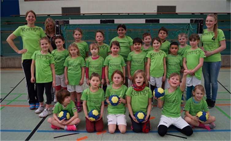 Der Nachwuchs ist sichtlich stolz auf die neuen Trikots.privat