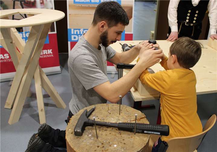 Der Nachwuchs lernt die Geheimnisse des Zimmerer-Handwerks kennen.