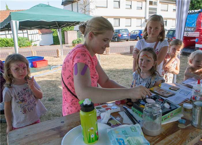 Der Nachwuchs ließ sich beim Kinderschminken in märchenhafte Prinzessinnen und wilde Tiere verwandeln.