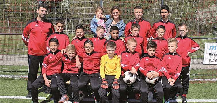 Der Nachwuchs präsentierte sich in neuen Trainingsanzügen.privat