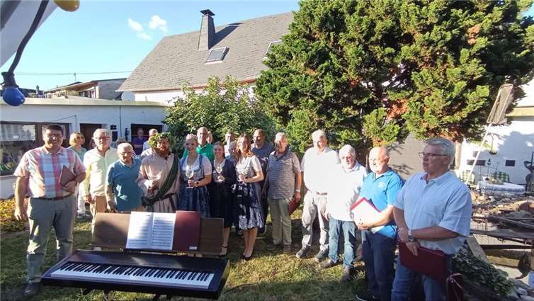 Spießbraten, Wein und Musik Der Name „Männergesangverein Germania Neuwied“ ist Programm – hier werden bewährte Traditionen gepflegt. So trafen sich die Sänger und ihre Angehörigen am 30. August 2025 bei schönstem Wetter im Garten des Vereinswinzers Horst Willems. Foto: privat