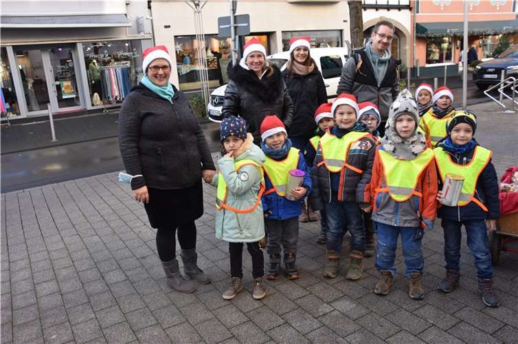 Der Naturkindergarten mit Leiterin Steffanie Haut schmückte einen Wehnachtsbaum vor der Raiffeisenbank. Foto: EICH