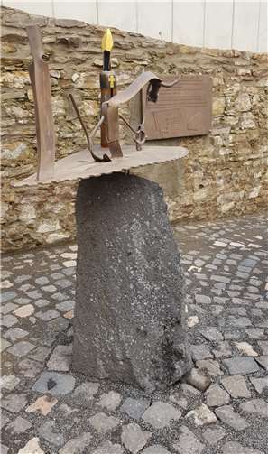 Der Naturstein samt Skulptur.  Foto: privat