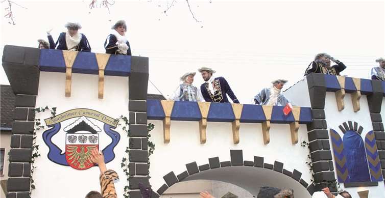 Der Naunheimer Carneval-Verein grüßte die Zugbesucher von ihrem prächtigen Prunkwagen