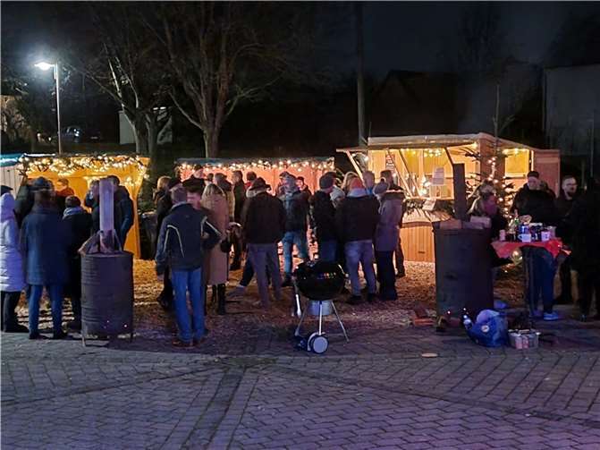 Der „Naunheimer Glühweintreff“ spendete an die Jugendgruppe Palisander in Mayen.  Foto: M. Reth