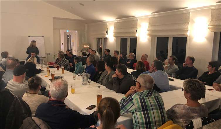 Der Nebenraum des „MaraVilla“ war mit über 40 Teilnehmern voll besetzt.Foto: Petra Kairies