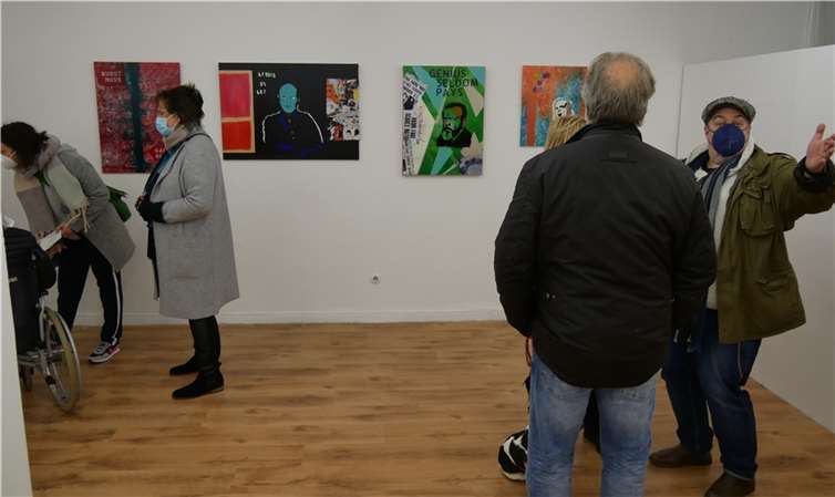 Der Neo-Pop-Art-Künstler Malte Sonnenfeld (rechts im Bild) erzählte den Besuchern einiges zur Entstehung seiner Bilder. Foto: CD