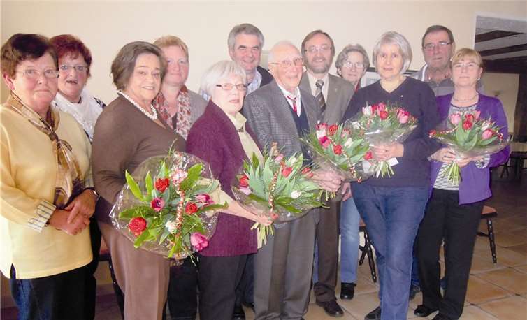 Der Neu gewählte Vorstand bis 2017 (2. Reihe v.li): Gisela Brabender, Martha Wetzig, Elke Welter, Lothar Jungbluth, Hans Werner Kaiser, Erika Kulawig und Dieter Noll. Mit Blumen die scheidenden Vorstandsmitglieder (1. Reihe v.li.): Marlis Huhn, Maritta Zibell, ganz re Regina Thiel, (3.v.li.) Heinz Udert daneben Monika Pelzer. privat