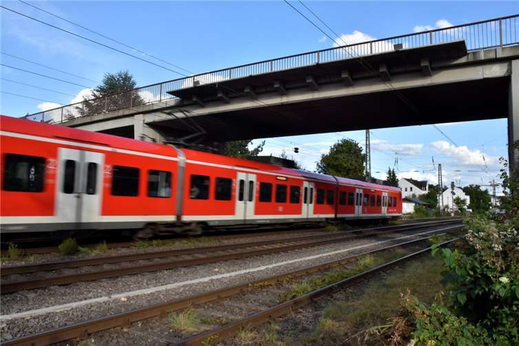 Der Neubau der Brücke über die Bahnlinie ist mit 4,5 Millionen Euro veranschlagt.  Fotos: hep