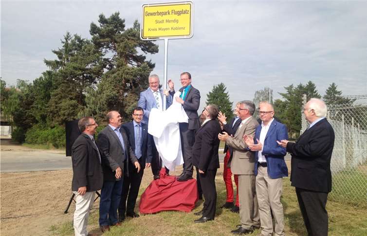 Der Neubau der Nord-Süd-Erschließungsachse auf dem Konversionsgelände Flugplatz Mendig steht vor der Fertigstellung. Eine Gewerbe- und Industriefläche von rund 400.000 Quadratmetern Größe wird damit im südlichen Teil erschlossen; die Investitionskosten betrugen rund 2,3 Millionen Euro und werden durch das Land gefördert. Am früheren Bundeswehrflugplatz und jetzigen Gewerbepark Mendig mit über 60 angesiedelten Unternehmen trafen sich heute die Entwicklungspartner mit Wirtschaftsstaatssekretär Uwe Hüser. Foto: SF