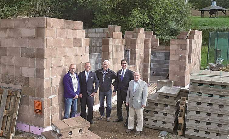 Der Neubau des Tennisheims des TVB nimmt Formen an. Vertreter der Sparkasse Koblenz informieren sich über das Bauvorhaben.Privat