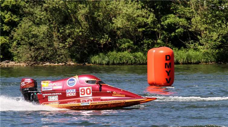 Der Neueinsteiger Manuel Jansen vom Powerboat Racing Team Moselstern umrundete mit viel Geschick die Boje und hatte sein Boot im Griff.