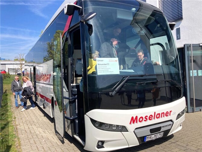 Der „Neueste“ vom renommierten Reisedienst Kröber. Ein hochmoderner Reisebus der Bequemlichkeit und Komfort garantiert.