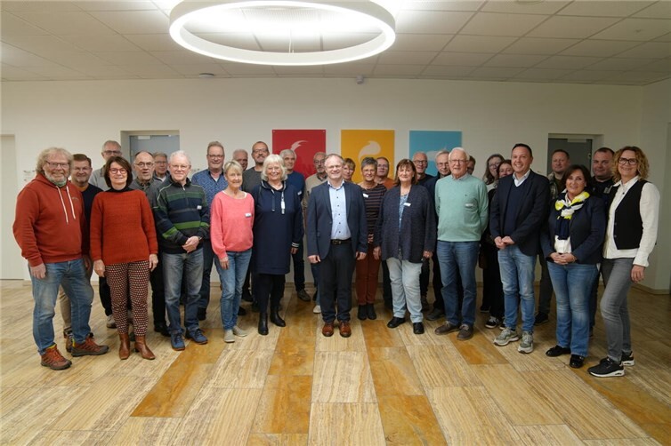 Der Neuwieder Bürgerbus fährt nun schon seit über einem Jahr für zusätzliche Mobilität in der Deichstadt und allen Stadtteilen. Anlass für einen gemütlichen Dankesnachmittag für die Ehrenamtlichen, die das Angebot ermöglichen.  Foto: Melanie Lange