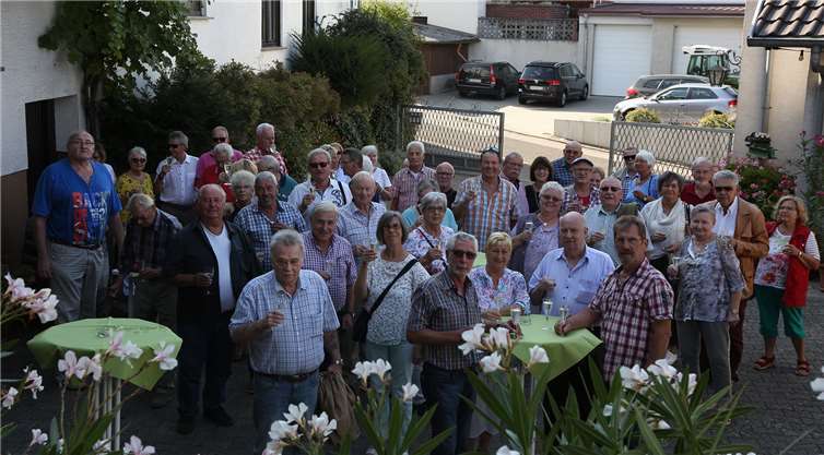 Der Neuwieder Geländerverein beim Begrüßungstrunk im Weingut Schömehl.Privat