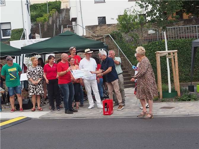 Der Neuwieder Hospizverein nahm die Spende dankend entgegen. Foto: Arbeitskreis Irlicher Ortsvereine