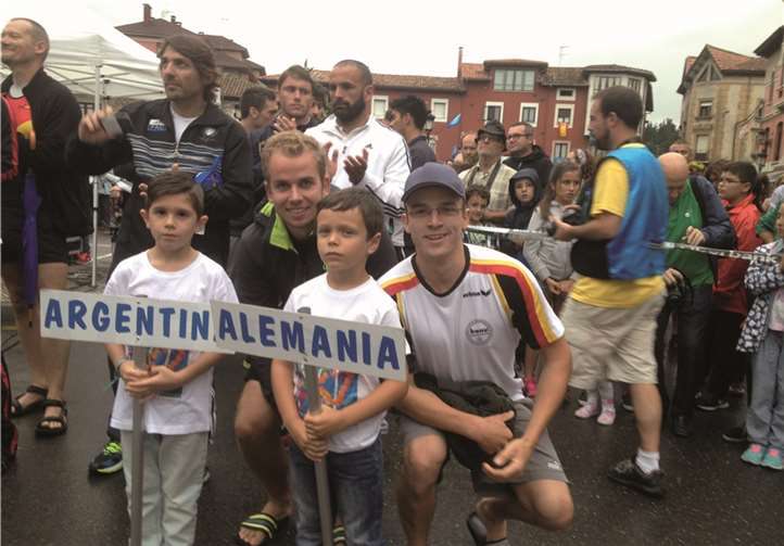 Der Neuwieder Kanut Matthias Kinzer (r.) mit seinem Partner Lukas Kollmann aus Koblenz bei der Vorstellung der Teilnehmer. privat