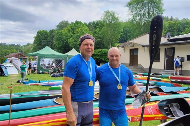 Der Neuwieder Kanute, Knut Hitzschke (links) mit seinem Zweierpartner, Holm Schmidt, nach dem Sieg im Zweierkajak über die 150m Sprintstrecke