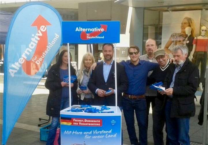 Der Neuwieder Kreisvorsitzende und Landtagsabgeordnete Dr. Jan Bollinger (3. v. li.) freute sich über das Interesse der Bürgerinnen und Bürger. privat