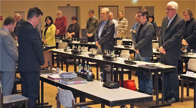 Der Neuwieder Stadtrat gedenkt in einer Schweigeminute den Opfern des Amoklaufs von Hanau.