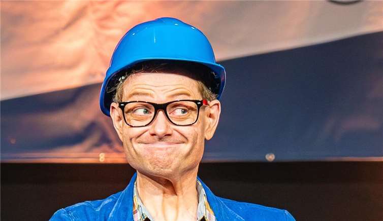 Der Nickenicher Kai Kramosta in seiner Paraderolle als „Handwerker Peters“ wurde vom Publikum mit großer Mehrheit zum besten neuen Büttenredner gewählt. Foto: Nathalie Michel