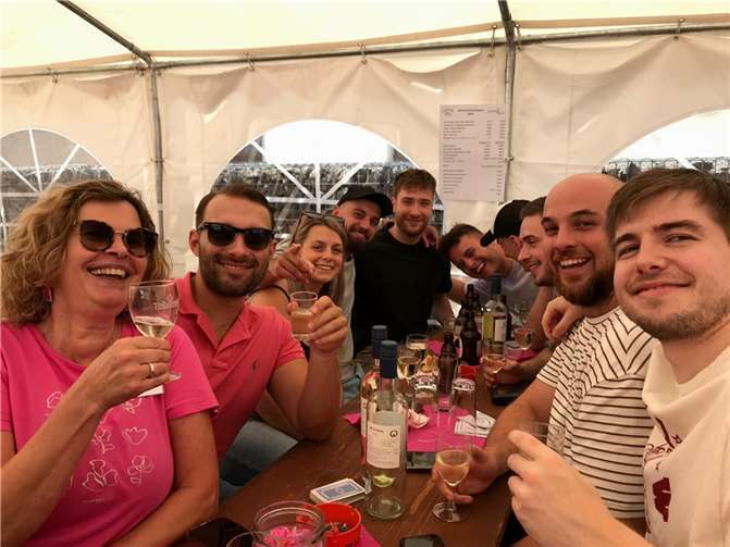 Der Nickenicher Kirmesfrühschoppen verbindet Alt und Jung. Fotos: privat