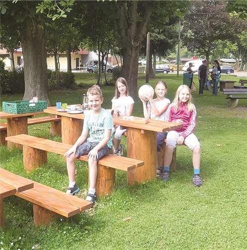 Neue Sitzgruppe für den Spielplatz Der Niederbreitbacher Spielplatz wurde weiter ausgestattet. privat