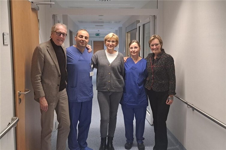 Der Niederländer Paul van Eymeren (links) war 2025 lange Patient im St. Elisabeth Mayen und hat dem Team nun einen Besuch abgestattet – ein berührendes Zeichen der Dankbarkeit, das auch im Krankenhaus noch lange in Erinnerung bleiben wird.Foto: GK-Mittelrhein/Anna Junglas