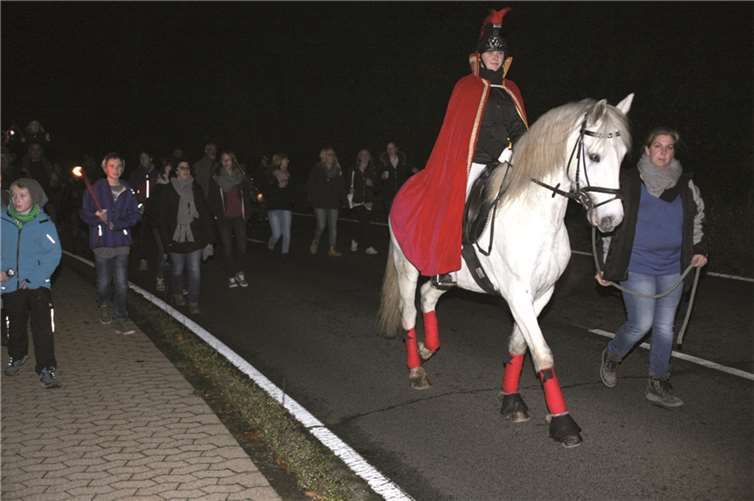 Der „Niedermendiger St. Martin“ ritt auf seinem prächtigen Schimmel dem Zug voran. WE
