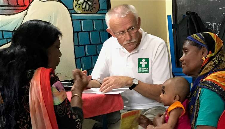 Der Niederzissener Arzt mit einer Patientin und der Übersetzerin.