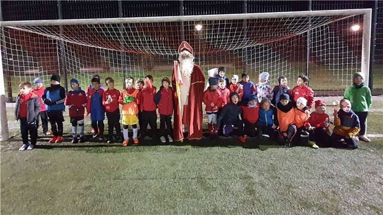 Der Niklaus bei seinem Besuch der F-Junioren des SV Rot-Weiß Merl. Foto: privat