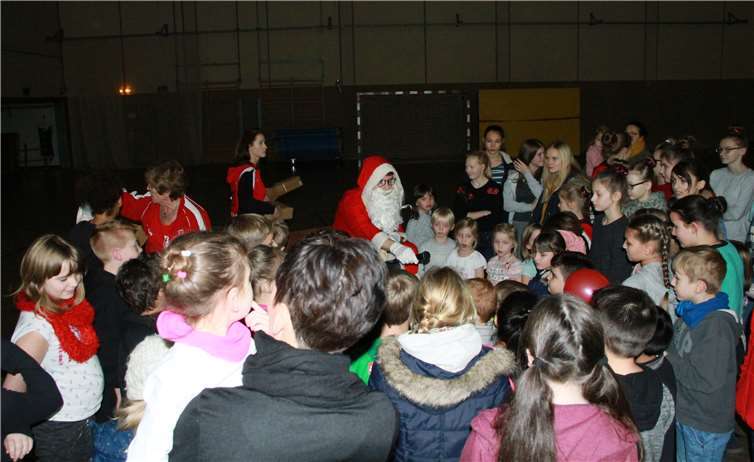 Der Nikolas beschenkte die Kinder.